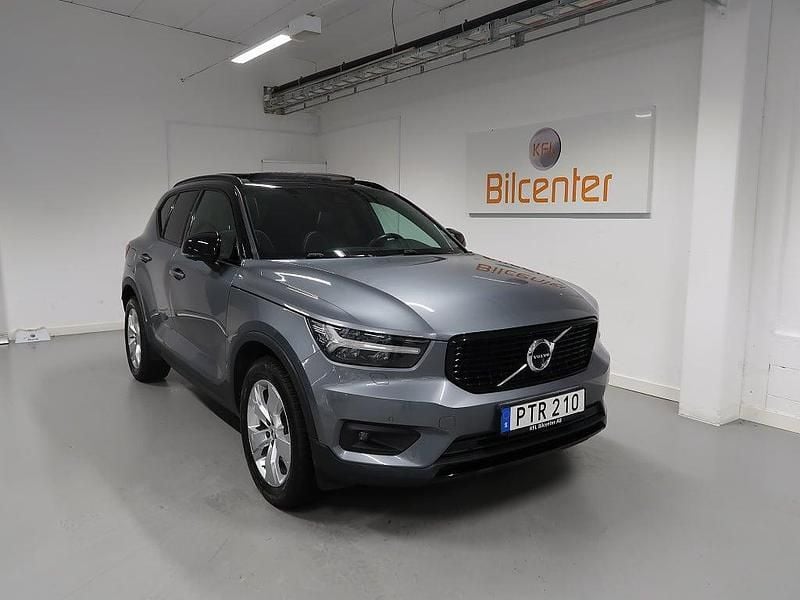 Grå Begagnad 2018 Volvo XC40 R-Design SUV | 334 900 kr (Marknadspris) - Bild 1/3