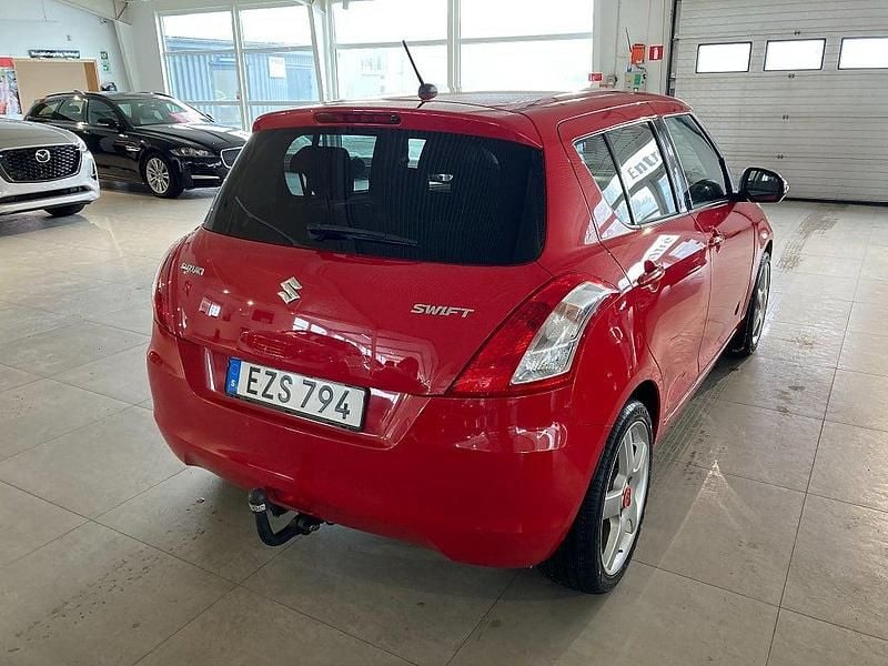 Begagnad Suzuki Swift 94 HK (69 kW) 2015 Röd Halvkombi