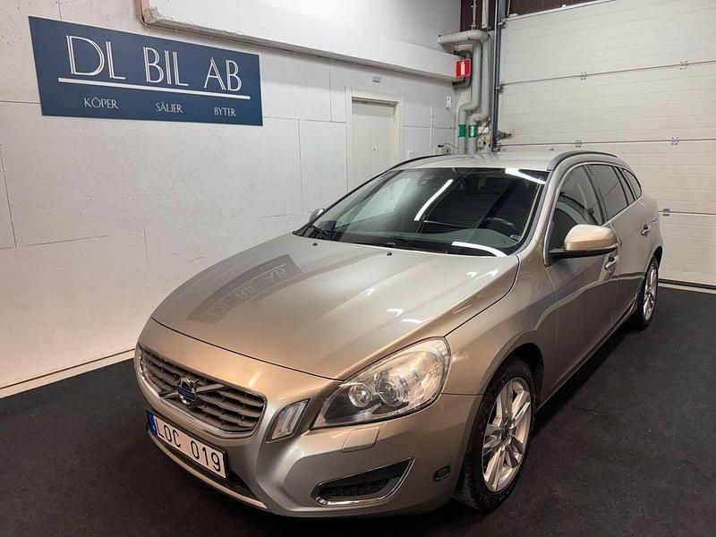 Ljusbrun (brun) Begagnad 2011 Volvo V60 Momentum Kombi | 79 900 kr (Marknadspris) - Bild 1/4