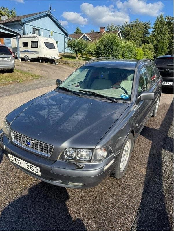 Grå Begagnad 2004 Volvo V40 Kombi | 20 000 kr (Lite dyr) - Bild 1/4