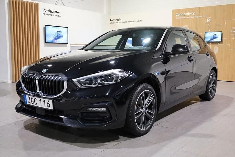 Svart Begagnad 2022 BMW 118 Sport Line Halvkombi | 239 800 kr (Bra pris) - Bild 1/3