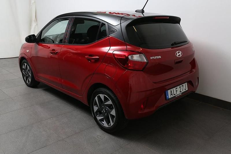 Begagnad Hyundai i10 Essential 67 HK (49 kW) 2023 Röd Halvkombi