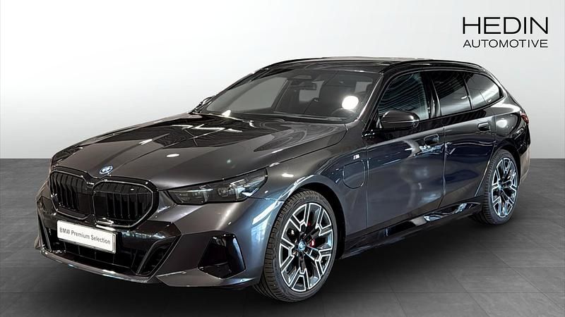 Grå Begagnad 2025 BMW 530e M Sport Kombi | 718 700 kr (Lite dyr) - Bild 1/4