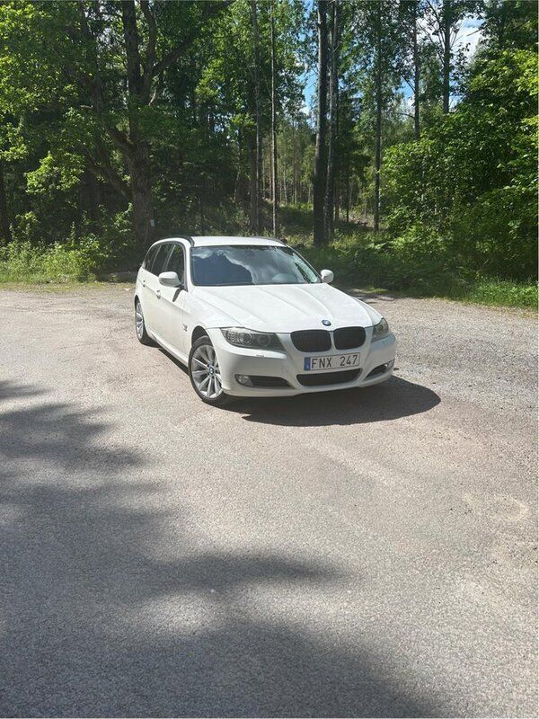Vit Begagnad 2011 BMW 320 Kombi | 89 999 kr (Marknadspris) - Bild 1/4