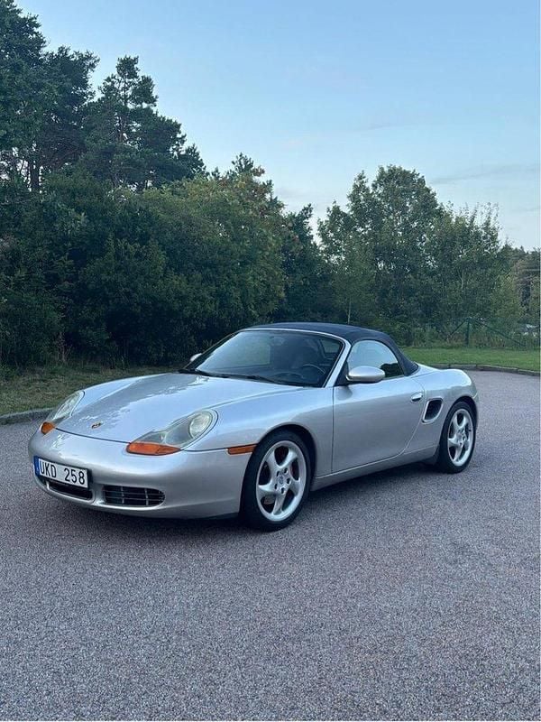 Silver Begagnad 2002 Porsche Boxster S Cab | 150 000 kr (Marknadspris) - Bild 1/4