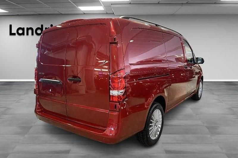 Begagnad Mercedes e-Vito 150 kW (204 HK) 2024 Hyacintröd metallic Minibuss