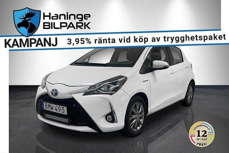 Vit Begagnad 2018 Toyota Yaris Hybrid Active Halvkombi | 129 995 kr (Marknadspris) - Bild 1/2