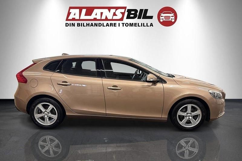 Begagnad Volvo V40 Kinetic 150 HK (110 kW) 2012 Brun Halvkombi