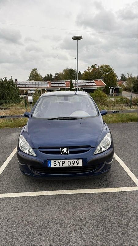 Blå Begagnad 2002 Peugeot 307 Halvkombi | 25 000 kr (Marknadspris) - Bild 1/4