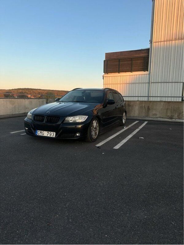 Svart Begagnad 2012 BMW 320 Kombi | 80 000 kr (Bra pris) - Bild 1/4