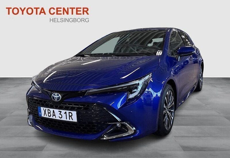 Mörkblå (blå) Begagnad 2024 Toyota Corolla Hybrid Style Halvkombi | 329 900 kr (Marknadspris) - Bild 1/4