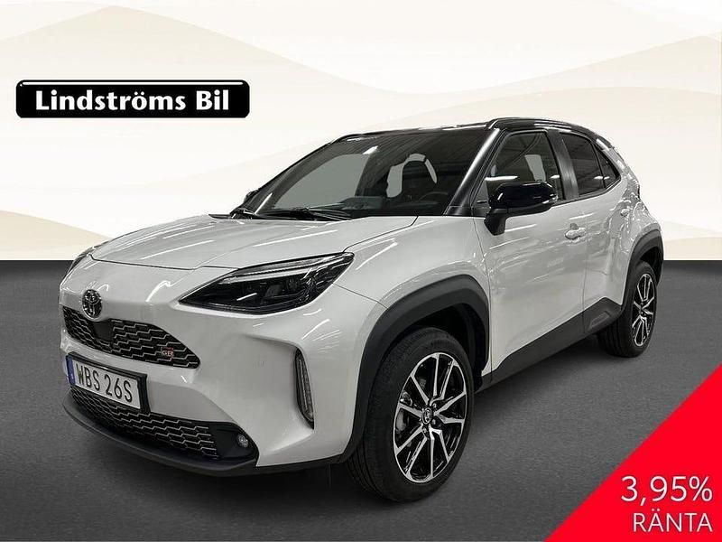 Grå Begagnad 2025 Toyota Yaris Hybrid Sport SUV | 379 000 kr (Marknadspris) - Bild 1/3