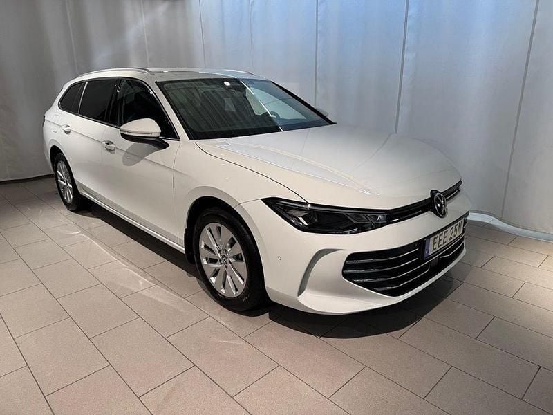 Vit (pure white) Ny 2024 VW Passat Business Kombi | 449 000 kr (Superpris) - Bild 1/4