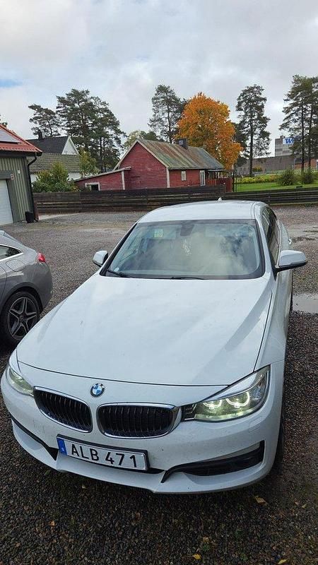 Vit Begagnad 2015 BMW 320 Sedan | 160 000 kr (Marknadspris) - Bild 1/4