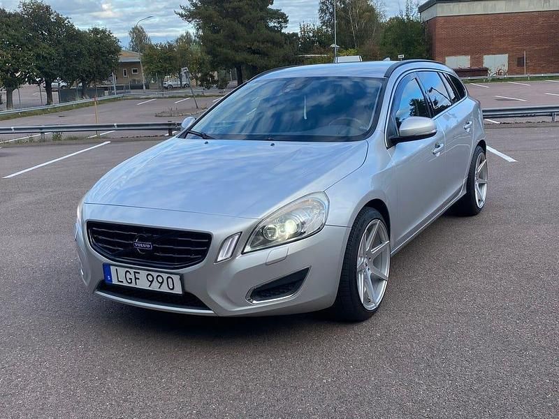 Begagnad 2011 Volvo V60 Kombi | 69 000 kr (Marknadspris) - Bild 1/4