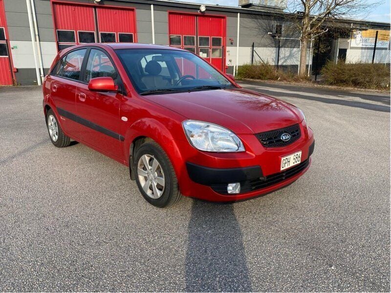 Röd Begagnad 2008 Kia Rio Halvkombi | 22 900 kr (Marknadspris) - Bild 1/4