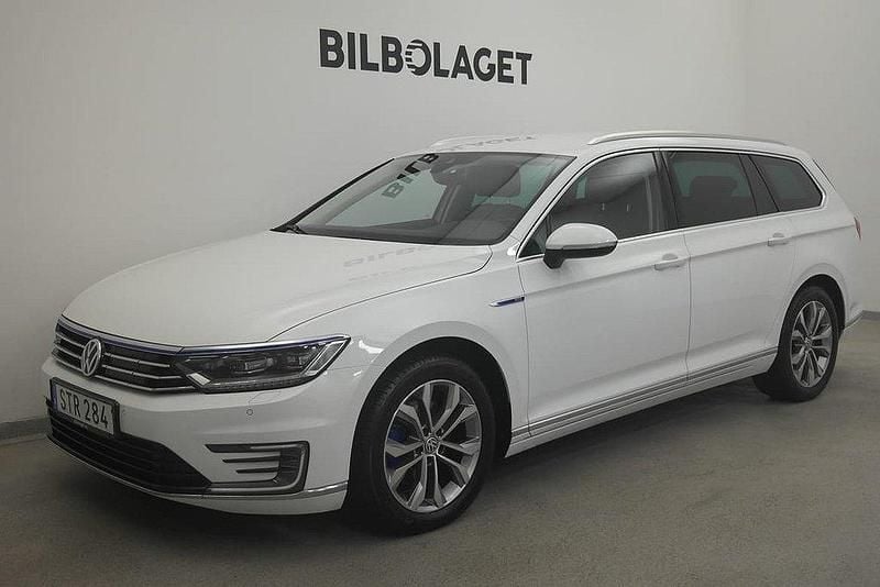Vit Begagnad 2018 VW Passat GTE Kombi | 195 800 kr (Marknadspris) - Bild 1/4