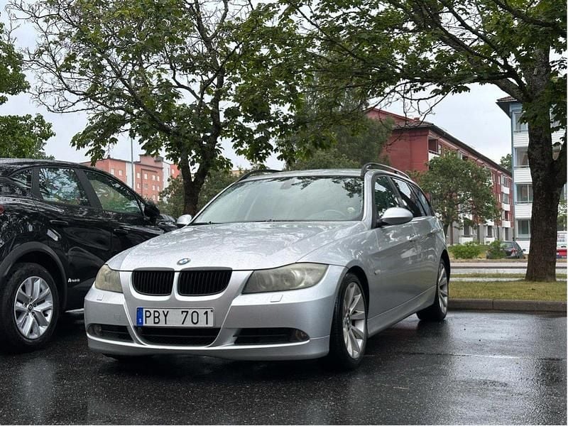 Grå Begagnad 2007 BMW 325 Advantage Kombi | 57 900 kr (Marknadspris) - Bild 1/4