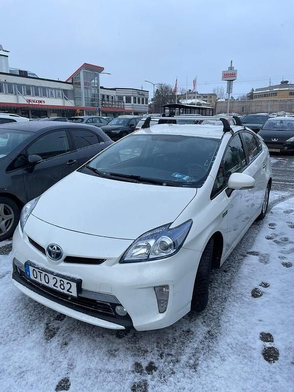 Begagnad Toyota Prius Plug-in Hybrid 136 HK (100 kW) 2014 Vit metallic Halvkombi