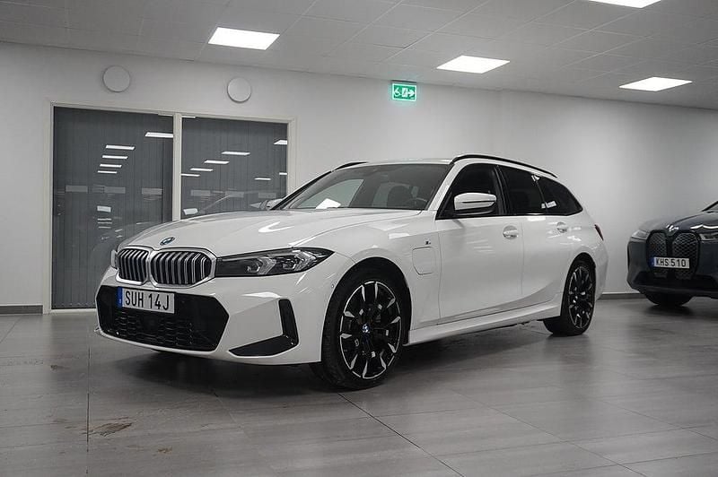 Vit Begagnad 2025 BMW 330e M Sport Kombi | 489 900 kr (Superpris) - Bild 1/4