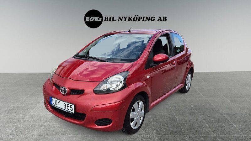 Mörkröd Begagnad 2011 Toyota Aygo Halvkombi | 32 900 kr (Bra pris) - Bild 1/4