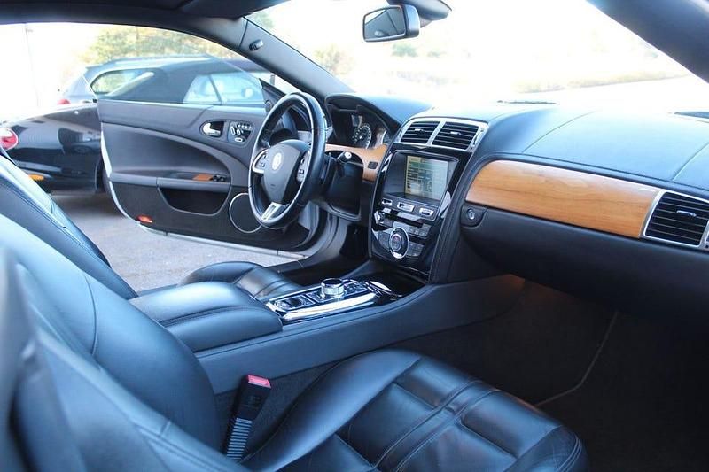 Begagnad Jaguar XK 385 HK (283 kW) 2012 Silver Sportkupé