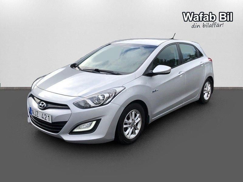 Silver Begagnad 2013 Hyundai i30 Halvkombi | 89 000 kr (Lite dyr) - Bild 1/4