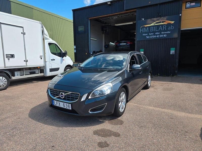 Grå Begagnad 2012 Volvo V60 Momentum Kombi | 84 900 kr (Bra pris) - Bild 1/4