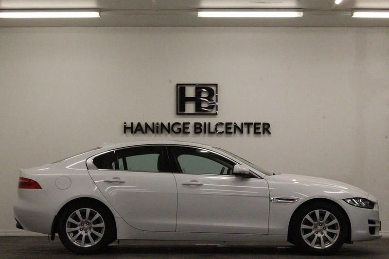 Begagnad Jaguar XE 180 HK (132 kW) 2016 Vit Sedan