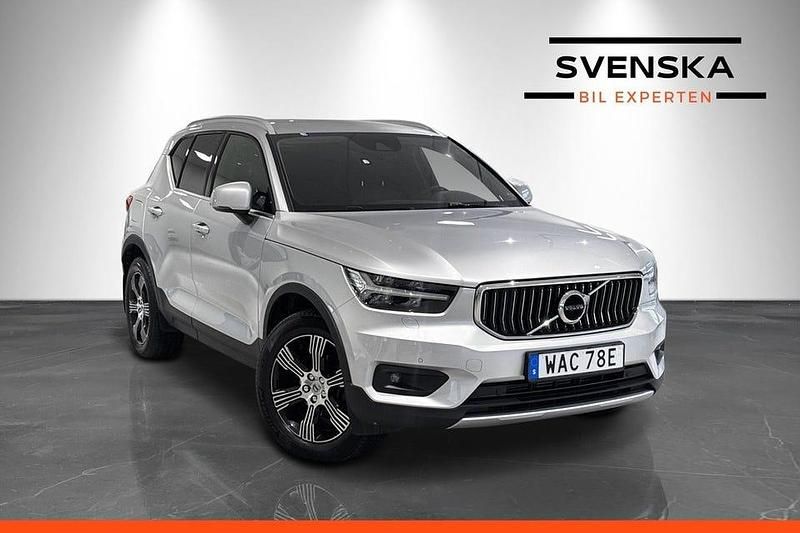 Silver Begagnad 2019 Volvo XC40 Inscription SUV | 254 900 kr (Marknadspris) - Bild 1/4