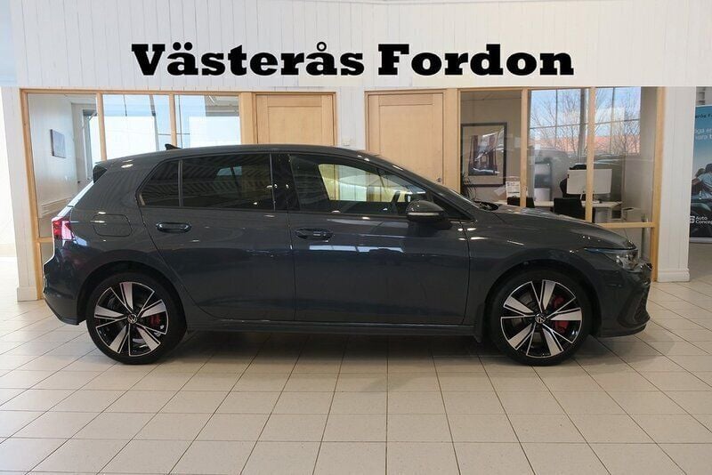 Grå Begagnad 2021 VW Golf VIII GTE Halvkombi | 337 900 kr (Marknadspris) - Bild 1/4
