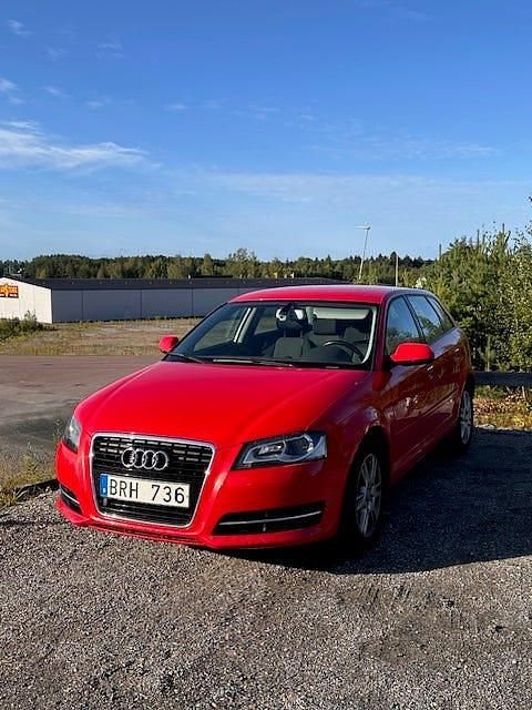 Röd Begagnad 2011 Audi A3 Sportback Halvkombi | 60 000 kr (Superpris) - Bild 1/4