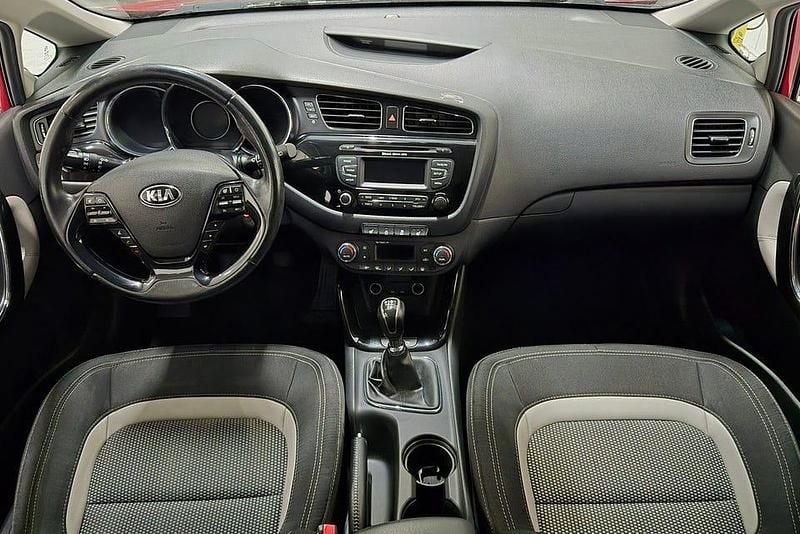 Begagnad Kia Ceed 135 HK (99 kW) 2014 Röd Halvkombi