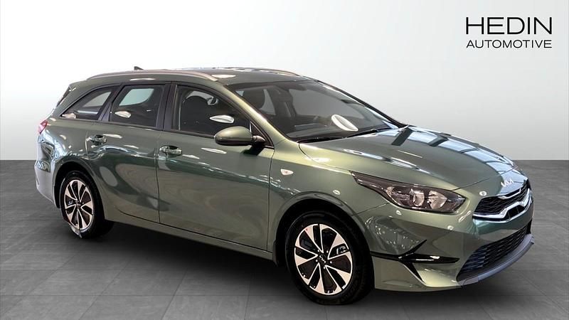 Grön (green) Ny 2025 Kia Ceed Sportswagon 2 Kombi | 299 900 kr (Dyr) - Bild 1/4