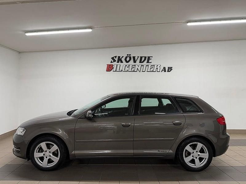 Gråmetallic Begagnad 2012 Audi A3 Sportback Attraction Halvkombi | 99 500 kr (Marknadspris) - Bild 1/4