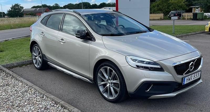 Begagnad Volvo V40 CC Summum 150 HK (110 kW) 2018 Metallic Kombi