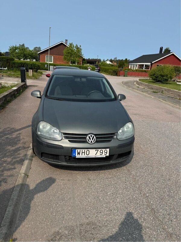 Grön Begagnad 2004 VW Golf IV Trendline Halvkombi | 14 900 kr (Bra pris) - Bild 1/4