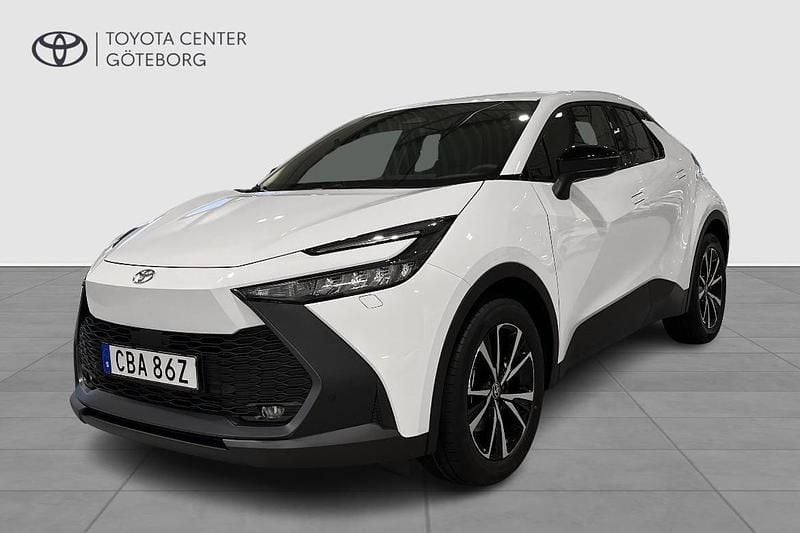 Vit Ny 2025 Toyota C-HR+ Style SUV | 399 900 kr (Bra pris) - Bild 1/3