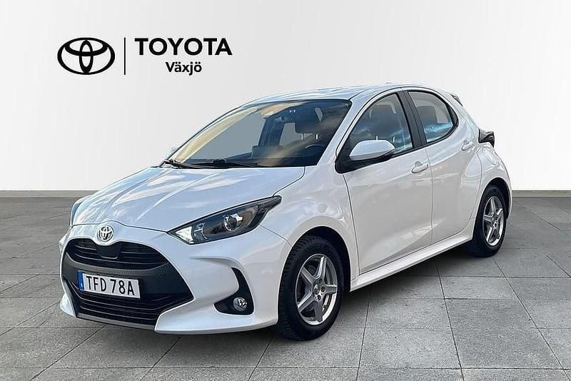 Vit Begagnad 2022 Toyota Yaris Hybrid Active Halvkombi | 209 000 kr (Marknadspris) - Bild 1/3