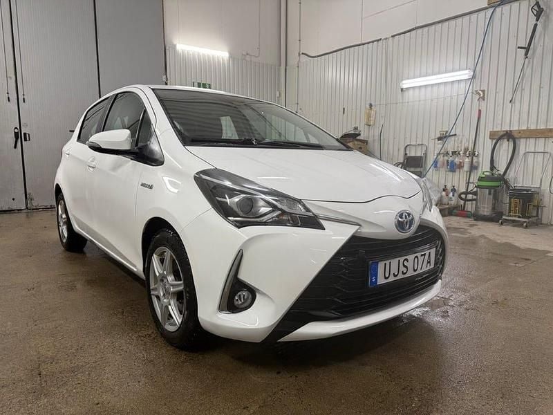 Begagnad Toyota Yaris Hybrid Active 101 HK (74 kW) 2019 Vit