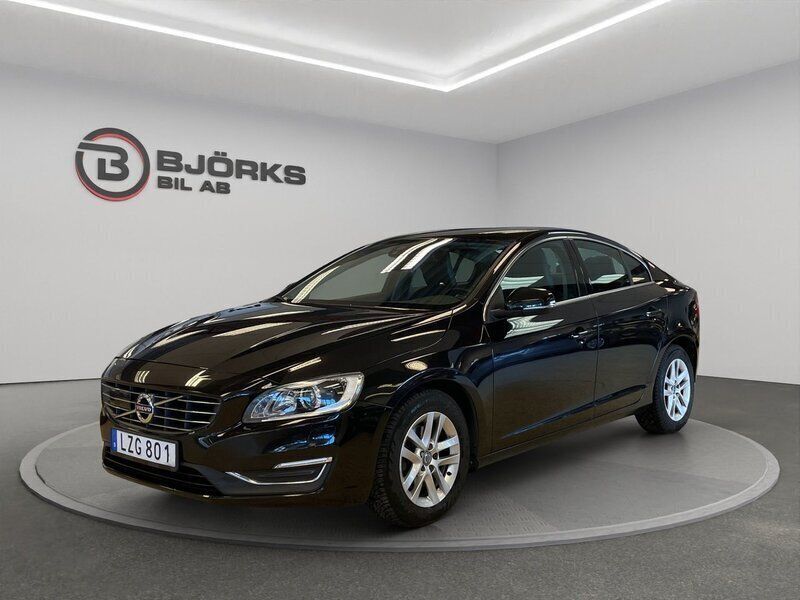Svart Begagnad 2015 Volvo S60 Momentum Sedan | 174 500 kr (Marknadspris) - Bild 1/4