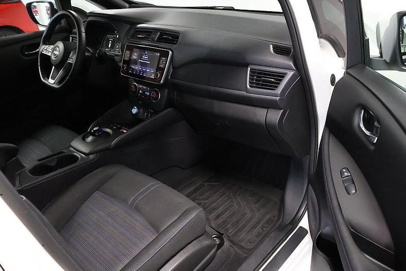 Begagnad Nissan Leaf Acenta 110 kW (150 HK) 2022 Vit Halvkombi