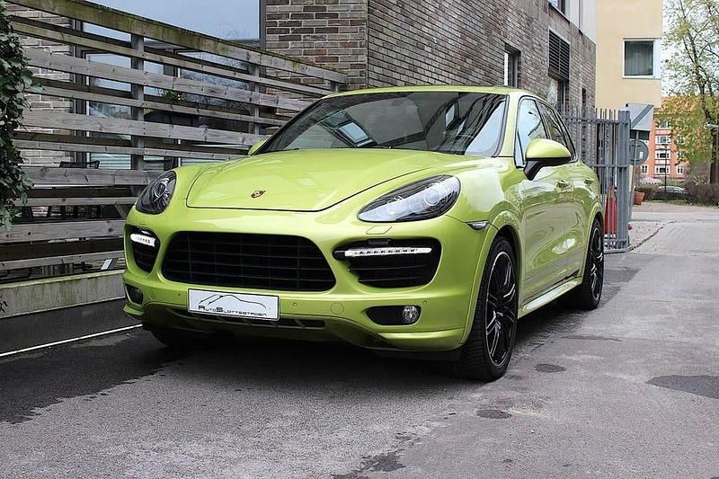 Ljusgrön Begagnad 2013 Porsche Cayenne GTS SUV | 329 900 kr (Marknadspris) - Bild 1/4