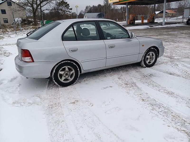 Begagnad Hyundai Accent 90 HK (66 kW) 2000 Grå Halvkombi