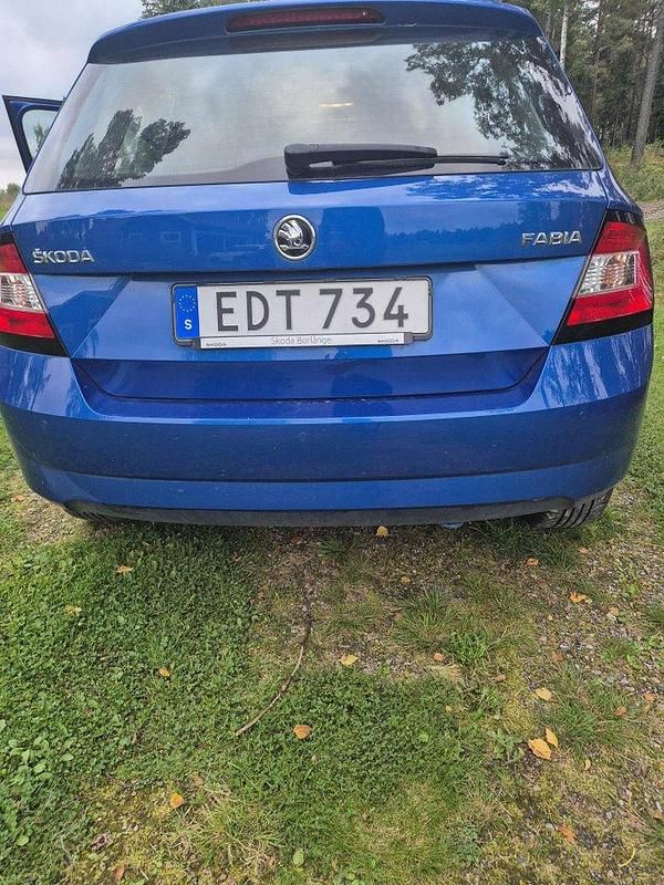 Blå Begagnad 2017 Skoda Fabia Style Halvkombi | 116 400 kr (Marknadspris) - Bild 1/3