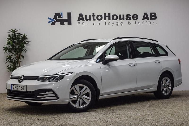 Vit Begagnad 2022 VW Golf VIII Kombi | 249 000 kr (Marknadspris) - Bild 1/4