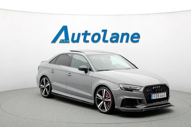 Grå Begagnad 2017 Audi RS3 Halvkombi | 479 900 kr (Marknadspris) - Bild 1/3