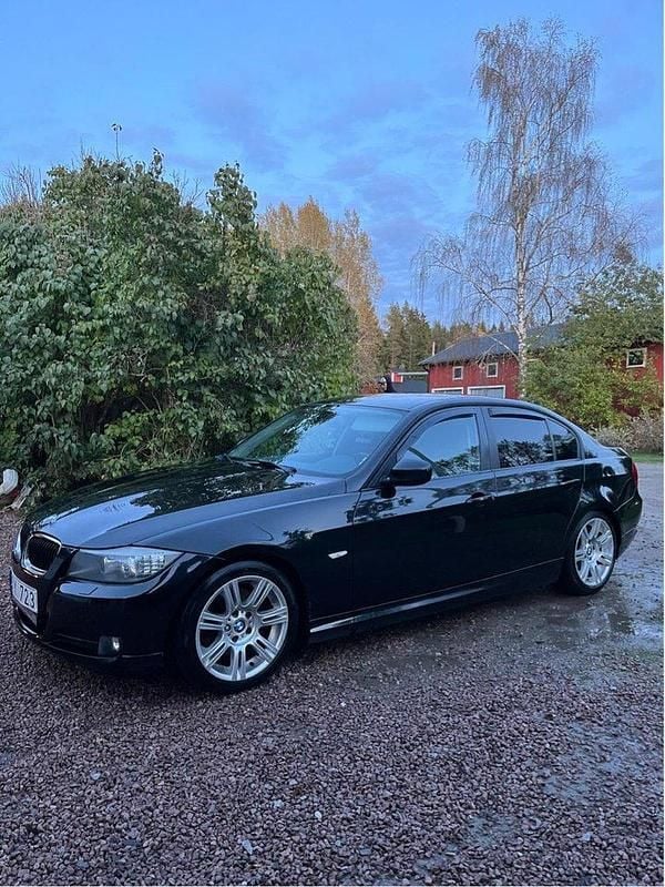 Svart Begagnad 2010 BMW 320 Comfort Edition Sedan | 52 000 kr (Marknadspris) - Bild 1/4