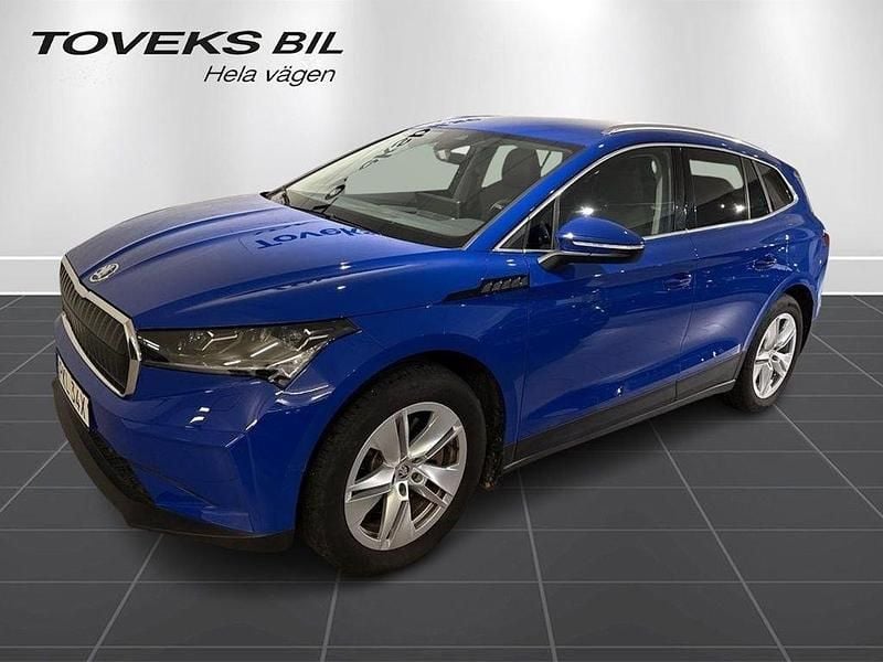 Blå (energy blue) Begagnad 2023 Skoda Enyaq iV SUV | 419 000 kr (Bra pris) - Bild 1/4