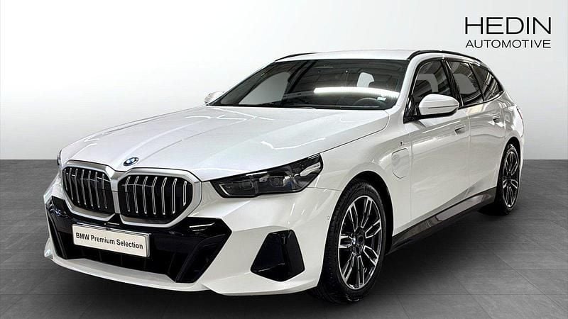 Vit (white) Begagnad 2025 BMW 530e M Sport Kombi | 644 700 kr (Bra pris) - Bild 1/4